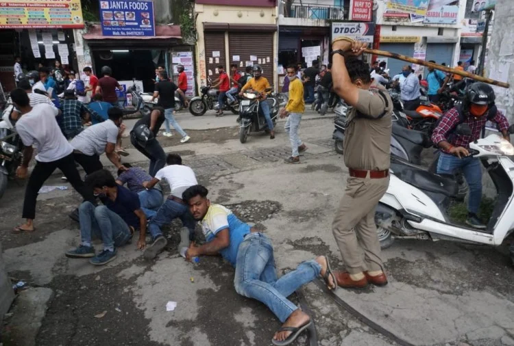 डीएवी कॉलेज के दो छात्र गुटों में मारपीट, पुलिस ने भांजी लाठियां, तस्वीरों में देखें ग्राउंड जीरो का मंजर