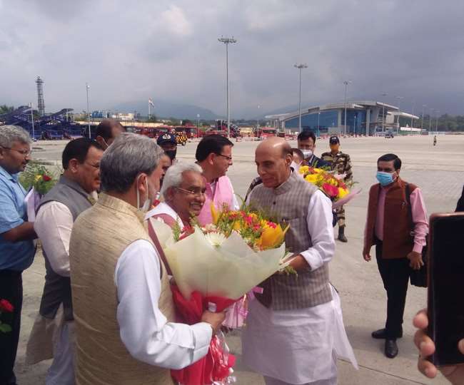 रक्षा मंत्री राजनाथ सिंह वायुसेना के विशेष विमान से पहुंचे जौलीग्रांट एयरपोर्ट