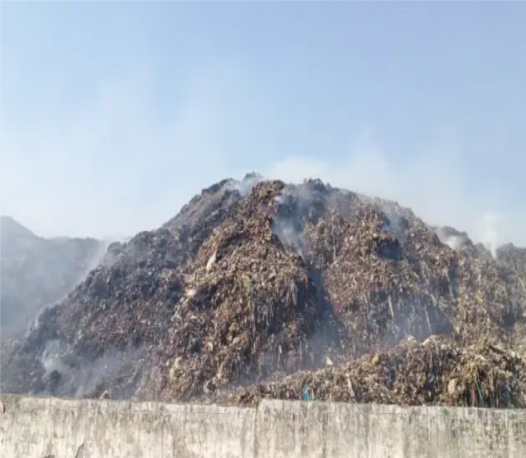 69 घंटे बाद भी नहीं बुझ पाई शीशमबाड़ा में लगी आग, देहरादून पहुंचा धुआं