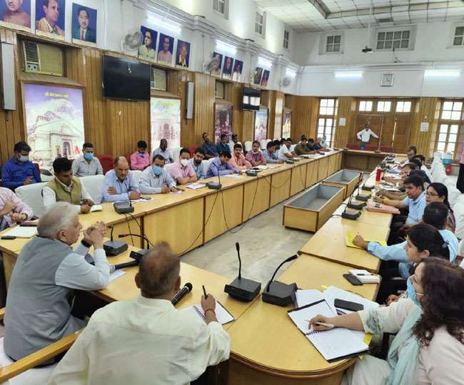अधिकारियों को पढ़ाया अतिथि सत्कार का पाठ, राष्ट्रीय आपदा प्रबंधन प्राधिकरण के सदस्य राजेंद्र सिंह ने ली बैठक