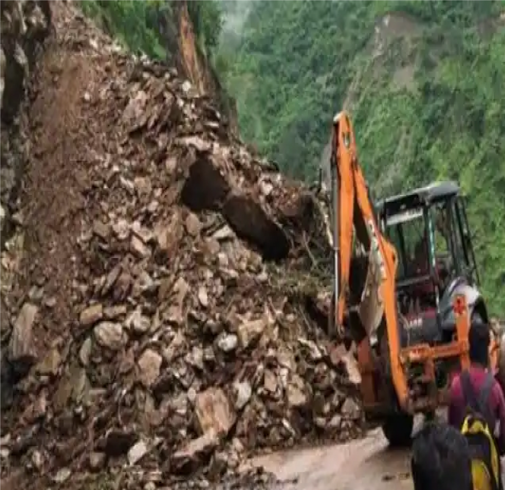 पहाड़ी टूटकर ऋषिकेश-बद्रीनाथ हाईवे पर गिरी, चारधाम यात्रा पर ट्रैफिक बाधित