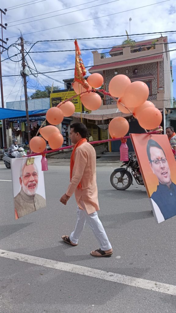 मोदी और धामी की तस्वीर लगी कावड़ रही आकर्षण का केंद्र,