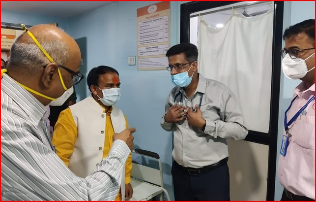 स्वास्थ्य मंत्री ने किया महाराष्ट्र के सहकारी बैंक व अस्पताल का भ्रमण