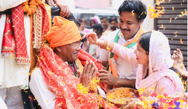 रानीपुर में त्रिवेंद्र का ग्रामीणों ने फूल बरसाकर किया स्वागत