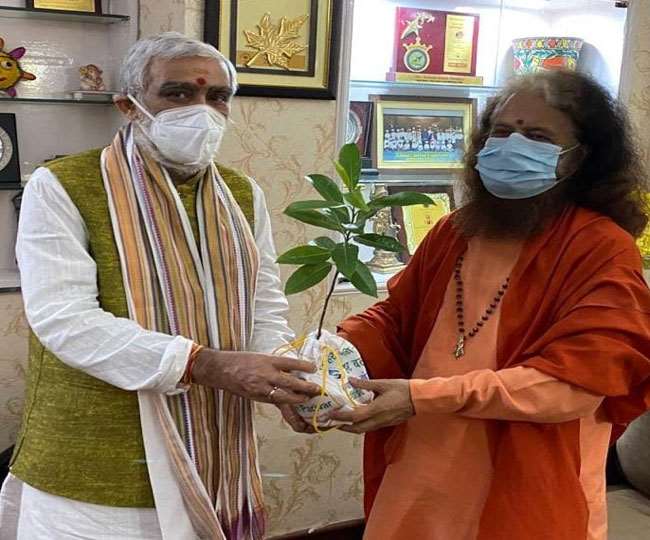 वन राज्यमंत्री अश्विनी कुमार चौबे से मिले स्‍वामी चिंदानंद, बोले- प्राणियों का अवैध शिकार और व्यापार चिंताजनक