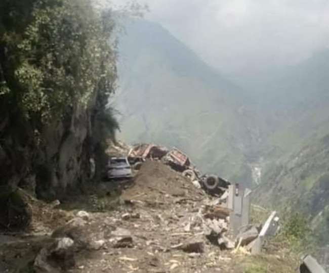 किन्नौर में हाईवे पर पहाड़ दरका, यात्रियों से भरी HRTC बस समेत छह वाहन मलबे में दबे