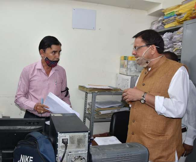 मुख्यमंत्री पुष्कर सिंह धामी ने देहरादून नगर निगम कार्यालय का किया औचक निरीक्षण