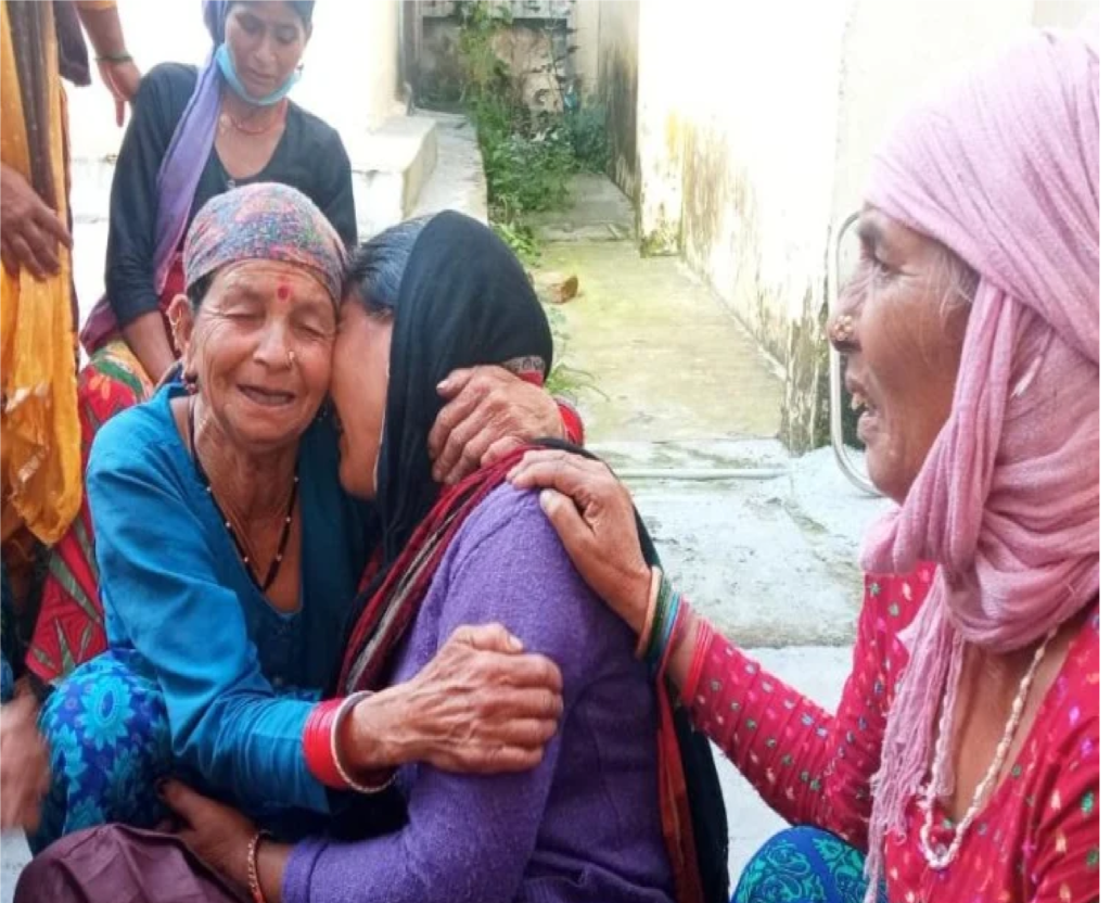 प्रसव के बाद महिला की मौत, रोती बिलखती ग्रामीण महिलाओं ने घेरा जिला अस्पताल