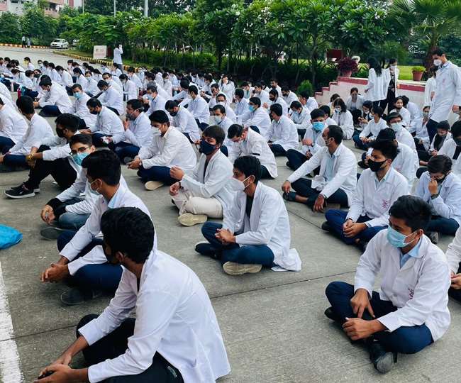 दून मेडिकल कालेज के 2019 बैच के पांच छात्रों को हास्टल से किया निष्कासित, धरने पर बैठे छात्र