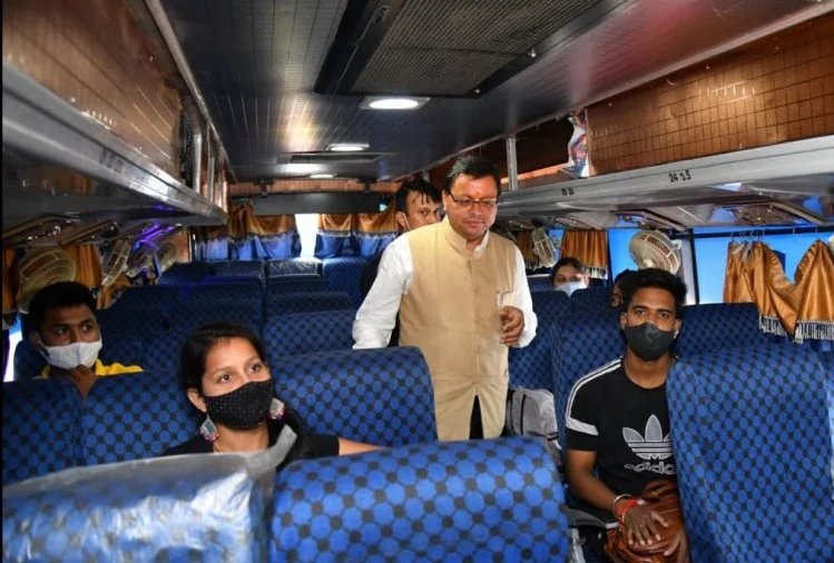आईएसबीटी देहरादून के औचक निरीक्षण पर पहुंचे सीएम, बसों पर चढ़कर यात्रियों से की बात