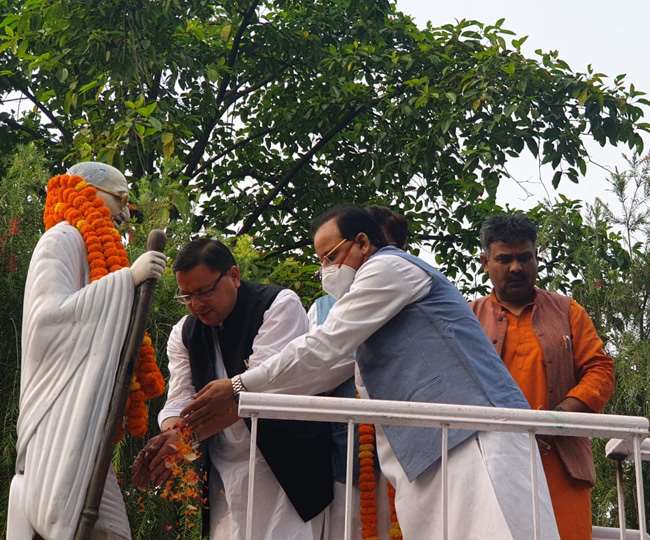 गांधी जयंती पर मुख्यमंत्री पुष्कर सिंह धामी और केंद्रीय रक्षा राज्य मंत्री अजय भट्ट ने गांधी की प्रतिमा पर किया माल्यार्पण