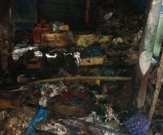रामनगर में पटाखों की चिंगारी से सड़क किनारे खड़ी कार धू धू कर जल उठी