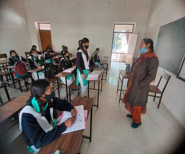 कोरोना संक्रमण के बीच 10वीं और 12वीं के लिए खुले उत्तराखंड के स्कूल, मास्क में दिखे छात्र और शिक्षक