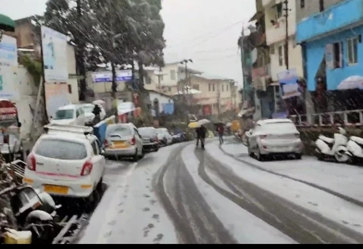 नैनीताल में हुई बर्फबारी, चोटियां हुईं सफेद