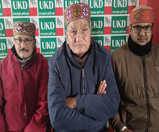 यूकेडी अध्यक्ष काशी सिंह ऐरी ने कहा, सेठ जी दिल्ली में, मुनीम बन सरकार चला रहे मुख्यमंत्री