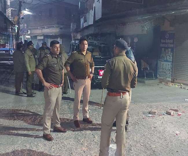रुद्रपुर में डीजे बंद कराने पर बवाल, पुलिस कर्मियों पर पथराव, दो घायल