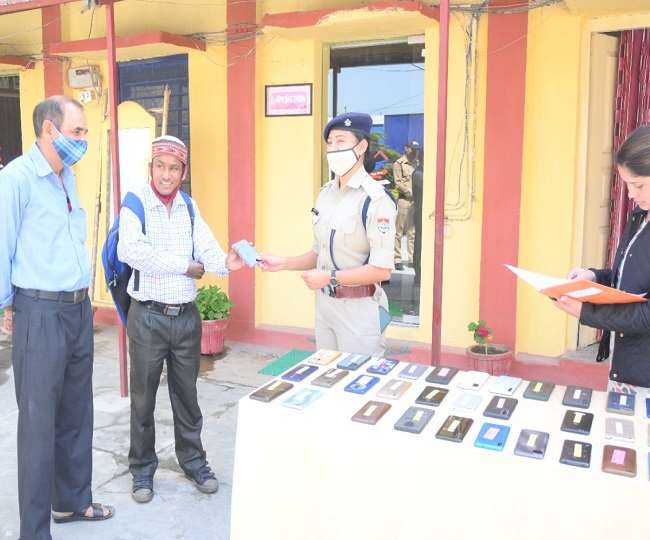 अल्मोड़ा पुलिस एवं साईबर सेल ने लाखों के मोबाइल फोन किये बरामद