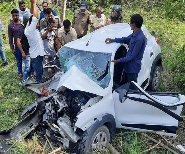 क‍िच्‍छा में दो कारों टक्‍कर में दंपती की मौत, दो बच्चे सहित तीन घायल