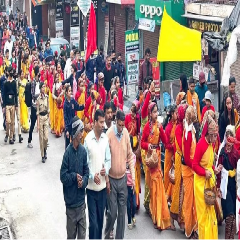 देवभूमि में उत्सव, ढोल-दमाऊं के साथ माता की डोली लेकर निकली बच्चों की टोली, फूलों से सजाई हर घर की दहलीज