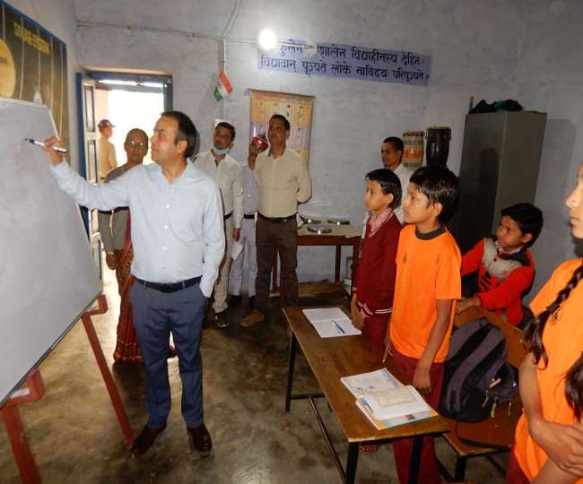 गणित के सवालों का जवाब नहीं दे सके बच्चे तो शिक्षकों पर नाराज हुए डीएम