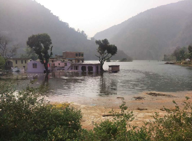 उत्तराखंड को रोशन करने के लिये जलमग्न हुआ लोहरी गांव, घरों को डूबता देख बहे ग्रामीणों के आंसू