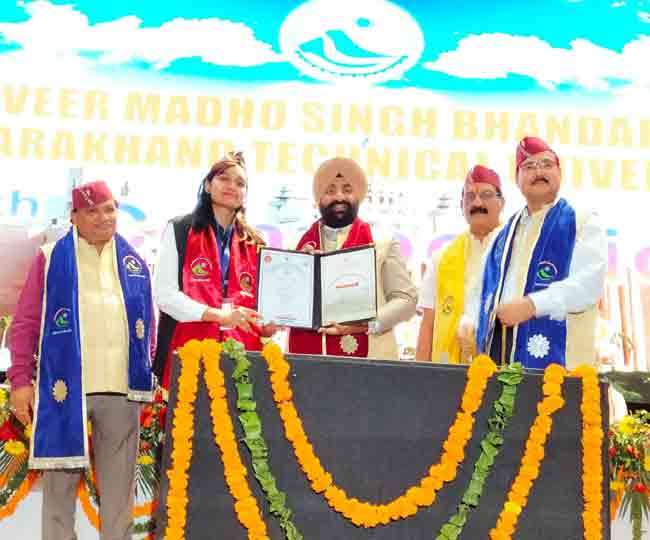 उत्तराखंड तकनीकी यूनिवर्सिटी का दीक्षांत समारोह, मेडल पाकर खिले मेधावियों के चेहरे