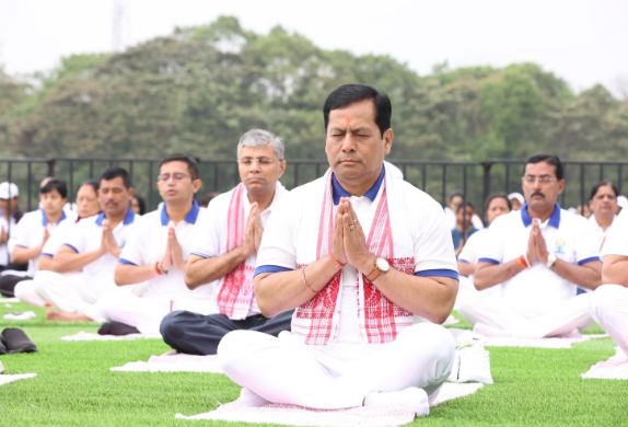 डिब्रूगढ़: योग महोत्सव में हजारों लोगों ने किया योगाभ्यास