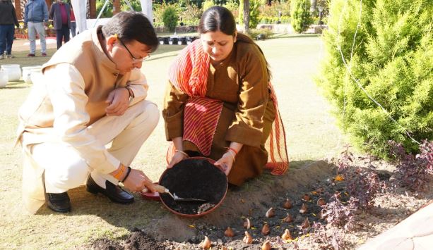 मुख्यमंत्री द्वारा आवास परिसर में किया गया ट्यूलिप की 17 प्रजातियों का रोपण