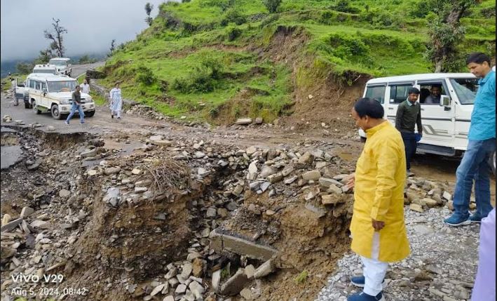 आपदा प्रभावित क्षेत्र जैंती पहुंचे डा धन सिंह रावत