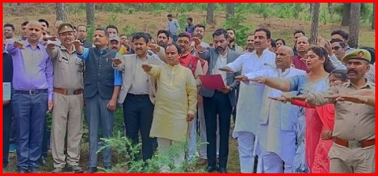 प्रकृति से जोड़े नाता, रोपें पौधे और करें उनकी देखभाल: डॉ. धन सिंह रावत