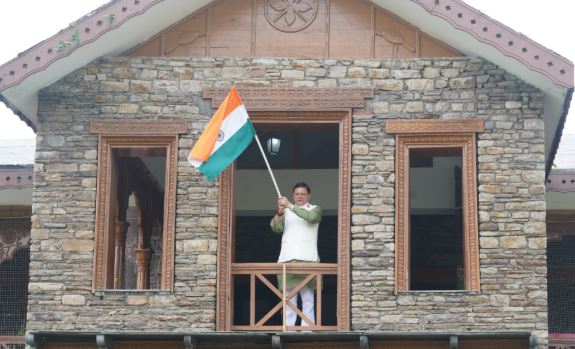 मुख्यमंत्री ने तिरंगा फहराया