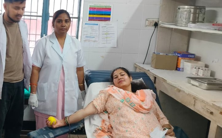 जिला अस्पताल पौड़ी में हुआ रक्तदान शिविर, 16 लोगों ने किया रक्तदान