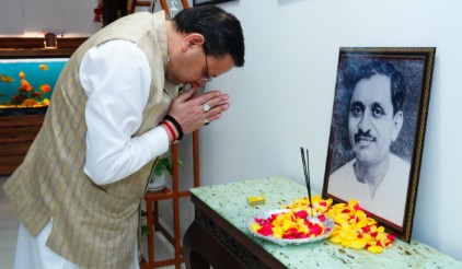 प्रतिमा पर माल्यार्पण