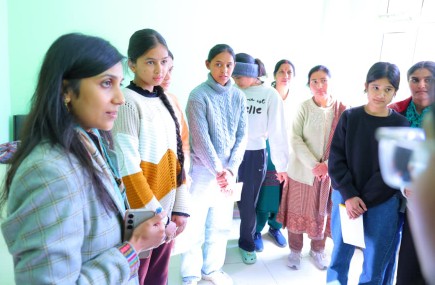 किशोरी बालिकाओं का कलेक्ट्रेट एक्सपोज़र विज़िट, प्रशासनिक कार्यप्रणाली से रूबरू हुई