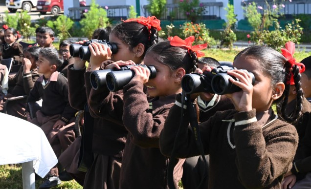 प्रकृति के सान्निध्य में बच्चों ने समझा पक्षियों की पहचान करना