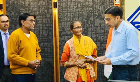 बेटे कैंसर पीड़ित मॉ- बाप को कर रहे थे घर से बेदखल; डीएम करेंगे जिला बदर