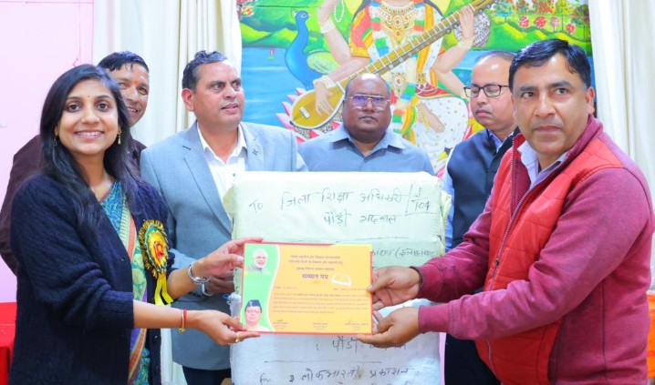 बच्चों में 24 घंटे में 20 मिनट पढ़ने की आदत विकसित करने का जिलाधिकारी का आह्वान