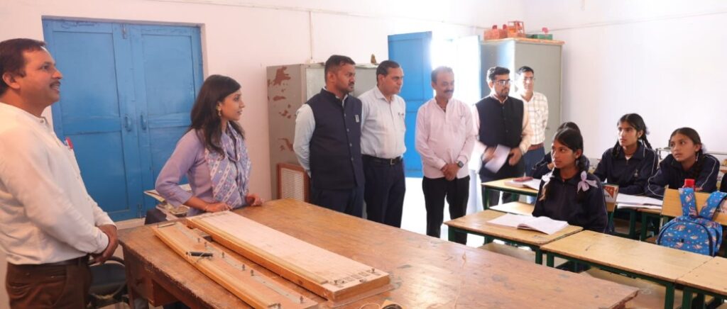 जिलाधिकारी की पहल से बदली स्कूलों की तस्वीर