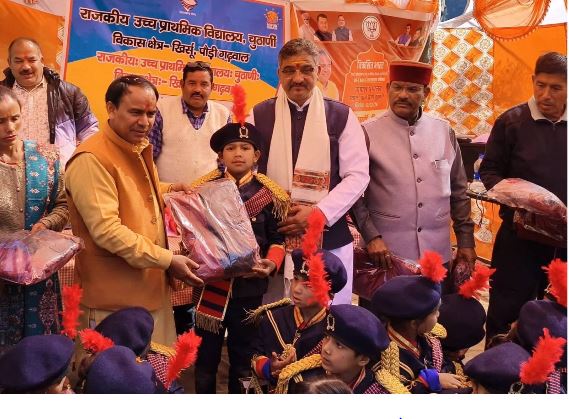 कैबिनेट मंत्री ने विद्यार्थियों को बांटे गणवेश, मोटर मार्ग का किया लोकार्पण
