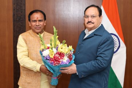 केन्द्रीय स्वास्थ्य मंत्री से मिले कैबिनेट मंत्री डाॅ. रावत