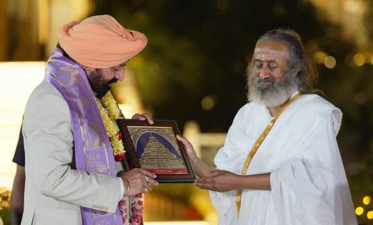 राज्यपाल लेफ्टिनेंट जनरल गुरमीत सिंह (सेवानिवृत्त) ने गुरुदेव श्री श्री रविशंकर से की भेंट