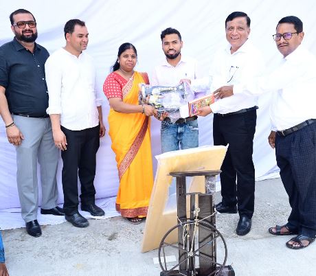 सीएम को सौंपा ज्ञापन, शाम तक मिली सिलाई मशीन