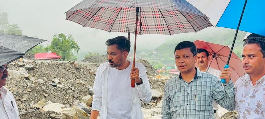भारी बारिश के बीच ग्राउंड जीरो पर उतरे डीएम