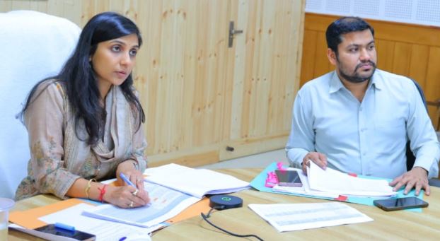 जिलाधिकारी की अध्यक्षता में आयोजित हुई वन भूमि हस्तांतरण की बैठक