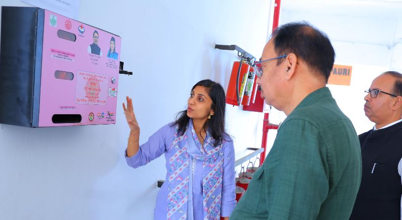 जिलाधिकारी ने कार्यालयों का किया विस्तृत निरीक्षण
