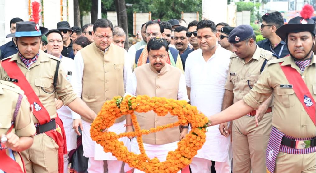 मुख्यमंत्री धामी ने शहीद स्मारक पहुंचकर अमर शहीदों को नमन किया