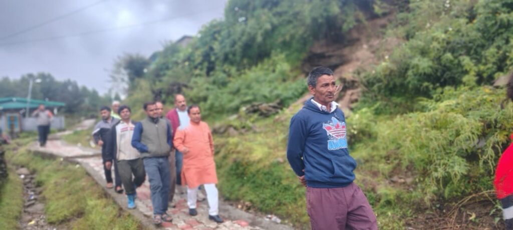 कार्यक्रम स्थगित कर आपदा प्रभावितों के बीच पहुंचे डॉ. धन सिंह रावत