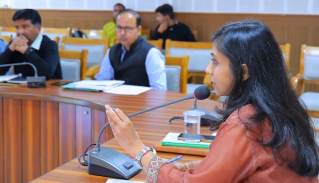 विकास कार्यों को समयबद्ध पूरा करने के साथ गुणवत्ता पर विशेष ध्यान दें: जिलाधिकारी
