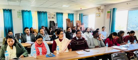 सकारात्मक दृष्टिकोण और नवाचार के साथ कार्य करें अधिकारी