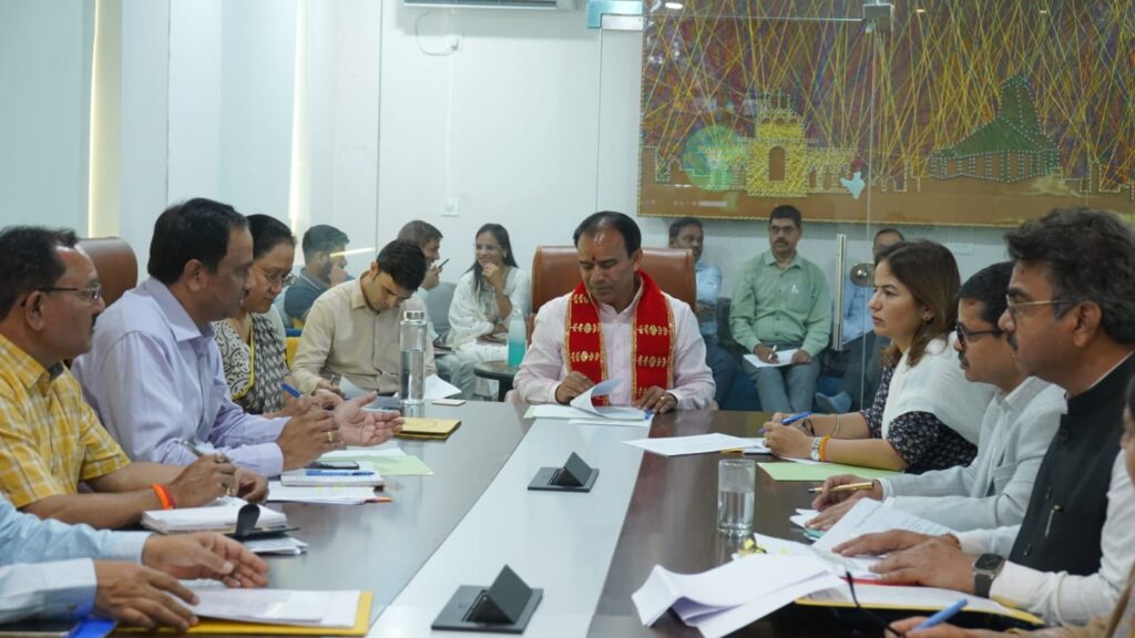 शैक्षिक भ्रमण पर भेजे जायेंगे मेधावी छात्र-छात्राएंः डाॅ. धन सिंह रावत